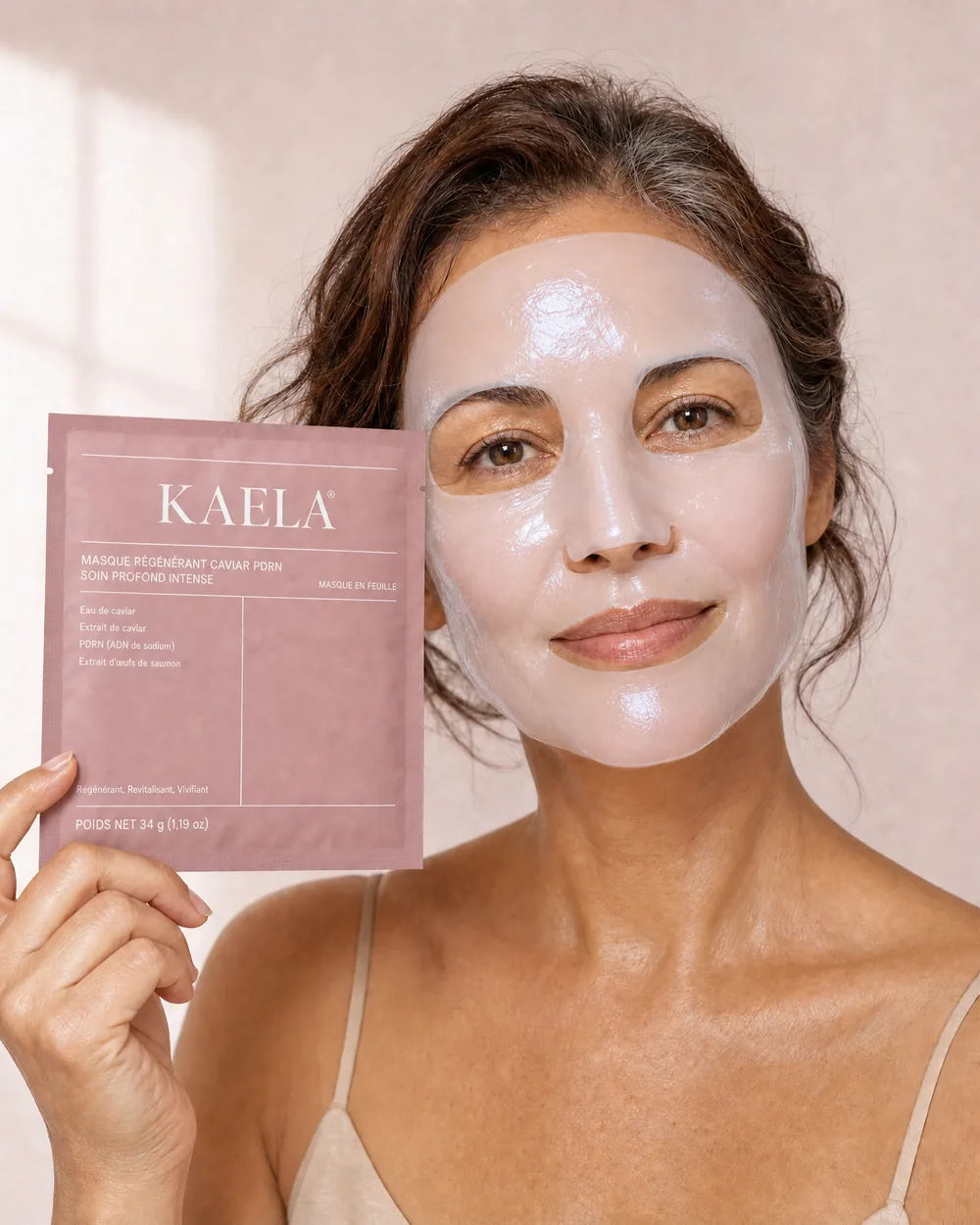 Femme appliquant le Masque Régénérant Caviar PDRN Kaela