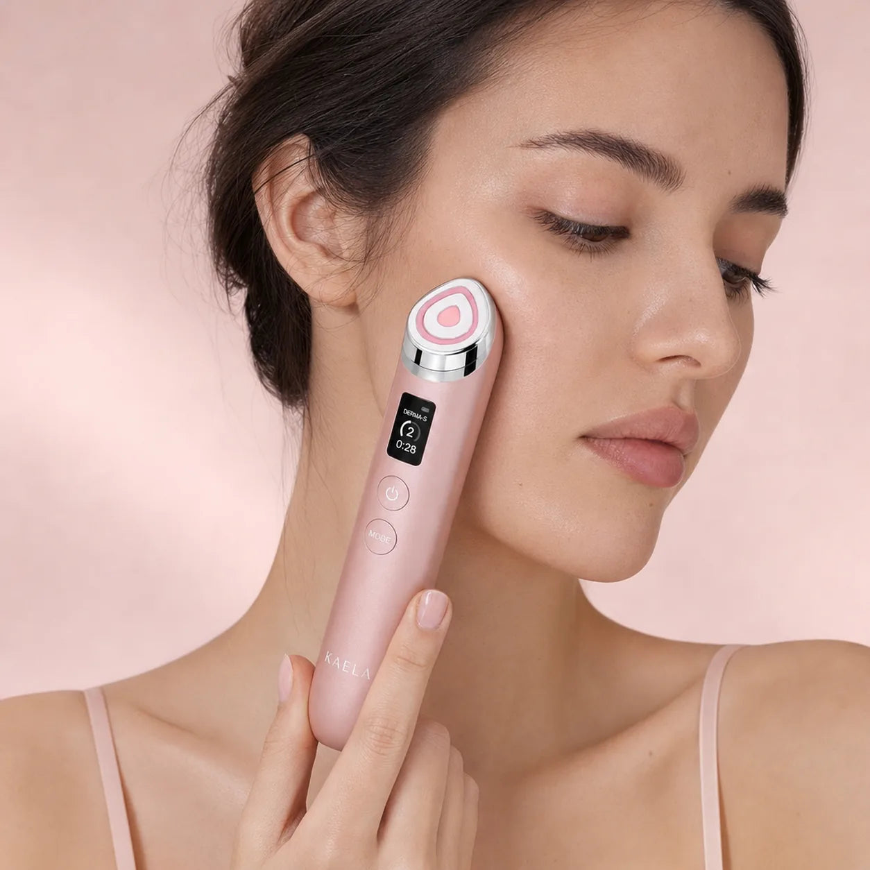 Le KAELA Skin Booster Pro passé sur la pommette, sur peau nue