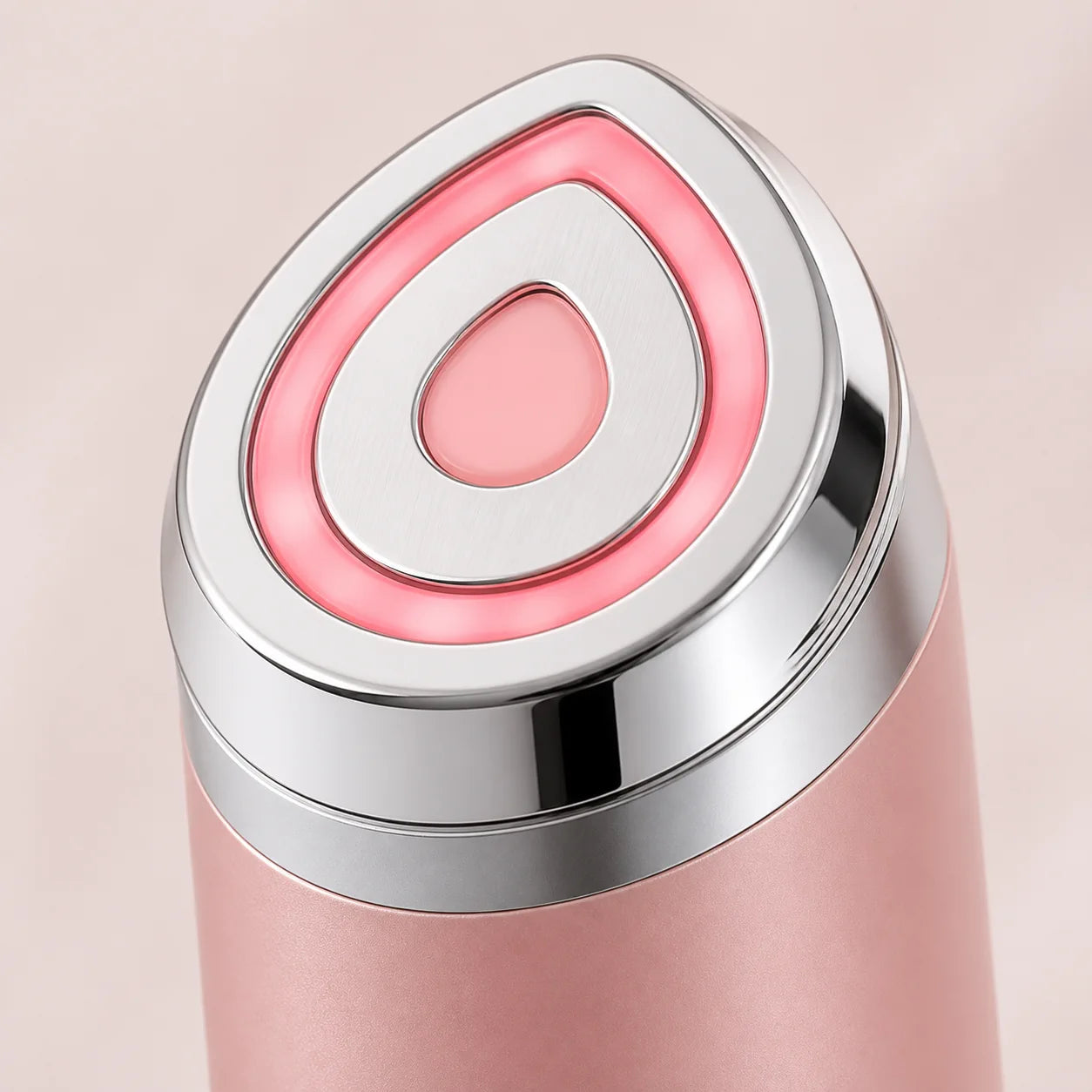 Gros plan sur la tête lumineuse du KAELA Skin Booster Pro